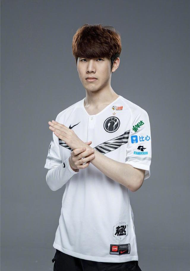 酋长球场的 酋长球场的